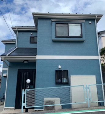 海沿いのお住まいの補修 ブルー ホワイトにイメージを変えた屋根 外壁塗装 横須賀市o様 横浜市で外壁塗装 屋根塗装なら高品質施工のアーニストへ
